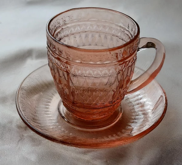 Tasse en verre rose