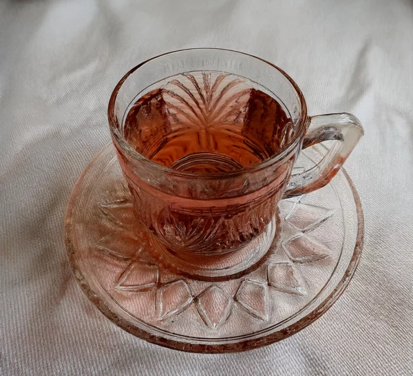 Tasse en verre rose avec sous coupe