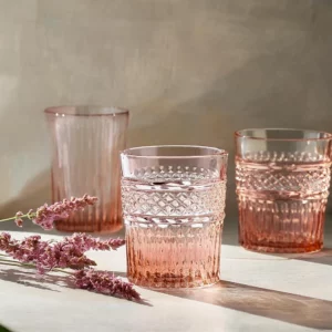 Verre rose en verre