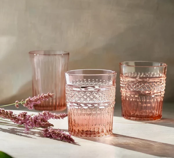 Verre rose en verre