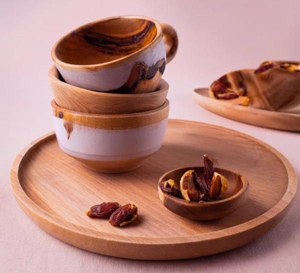 Tasses en bois rose avec sous coupes
