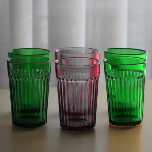 Verre à eau vert et rouge