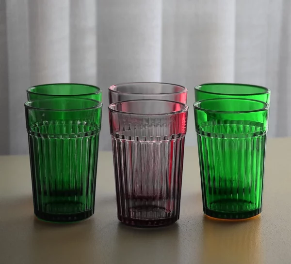 Verre à eau vert et rouge