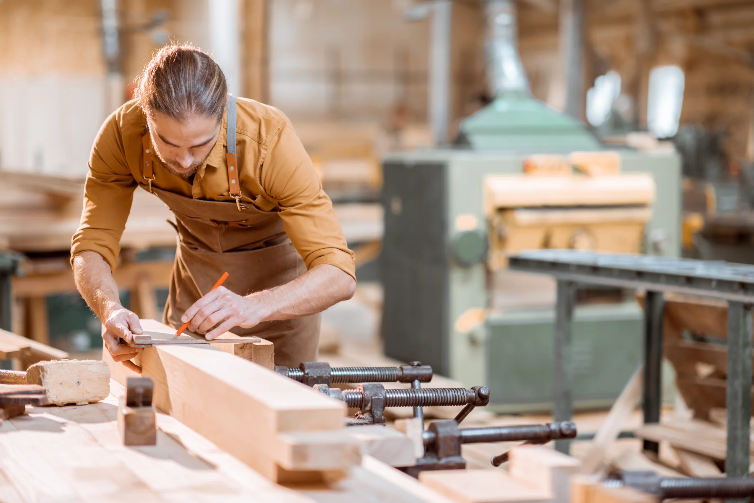 AdobeStock_398517230 Artisans travaillant le bois