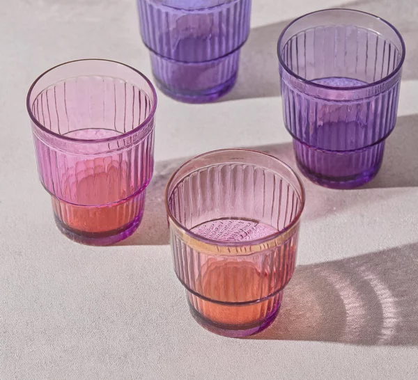 verres à eau en verre violet et rose
