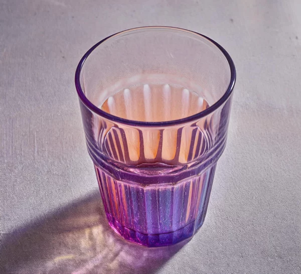 1 verre violet en verre