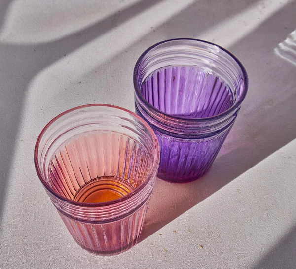 2 verres rose et violet en verre