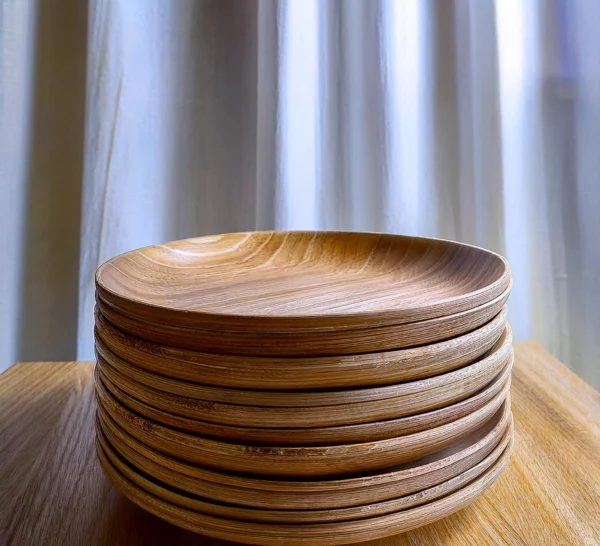 Pile d'assiettes en bois