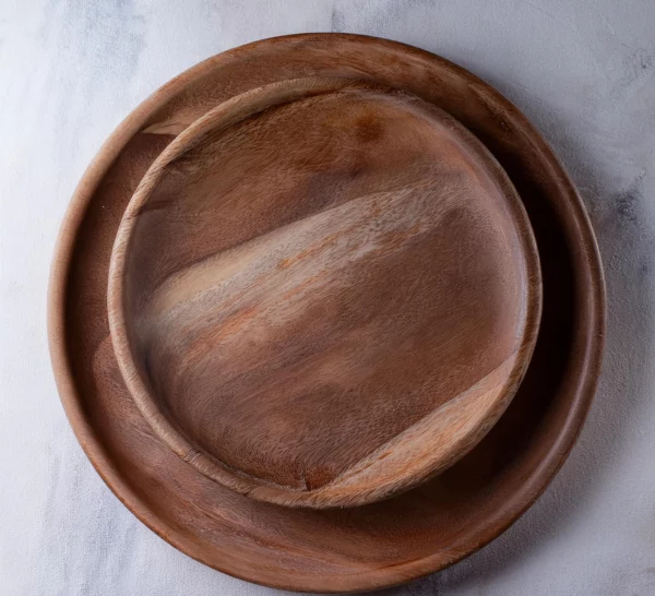 2 assiettes en bois foncé