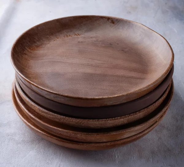 Pile d'assiettes en bois foncé