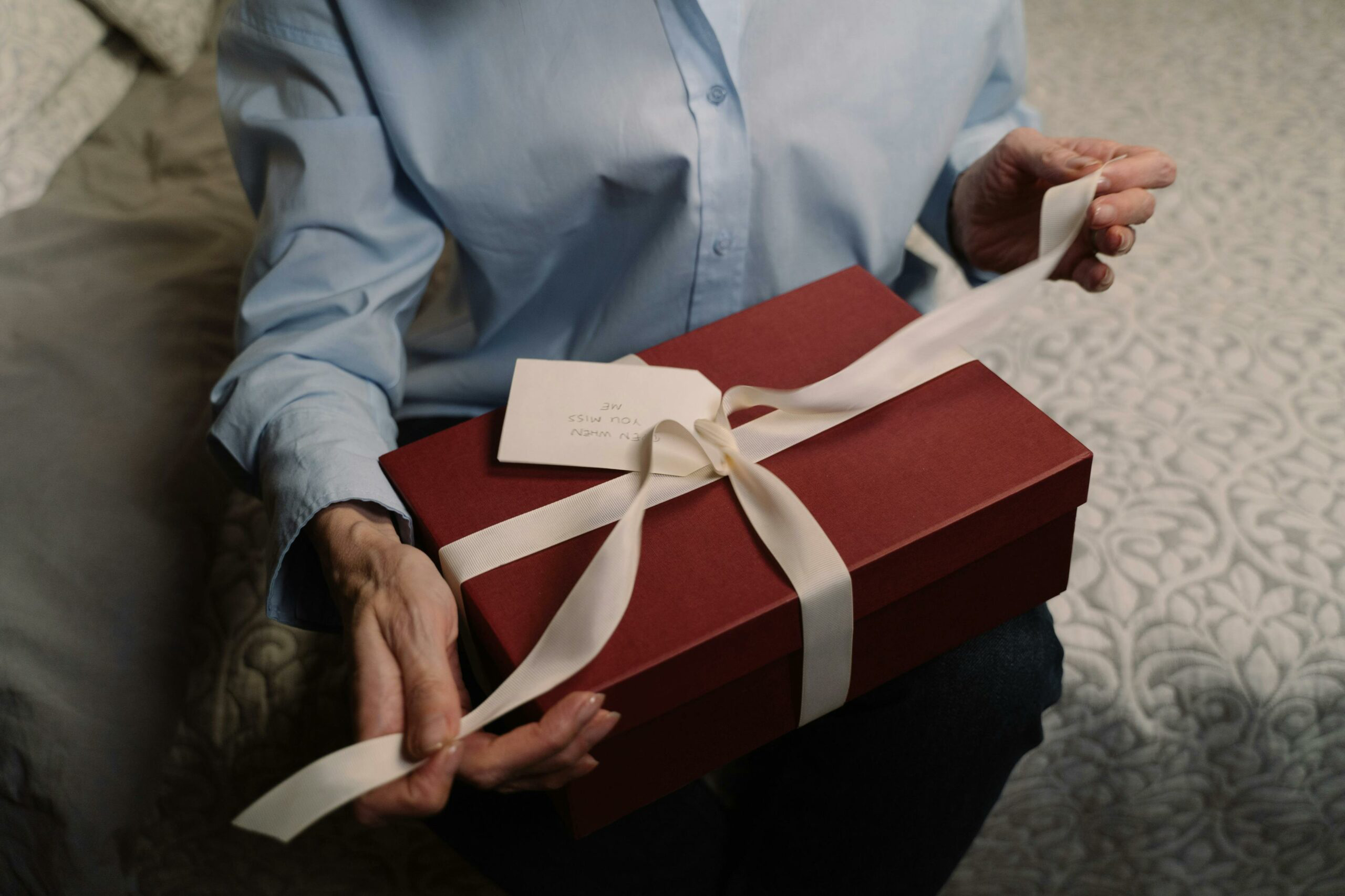 pexels-cottonbro-6848790-scaled cadeau rouge en train d'être ouvert