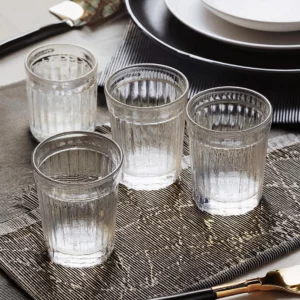 Verre à eau transparent
