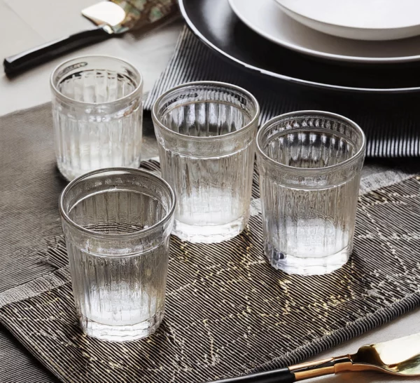 Verre à eau transparent