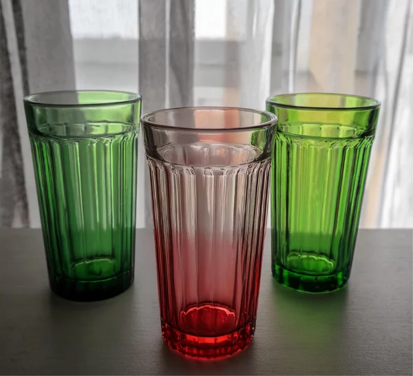 3 verres à eau rouge et vert