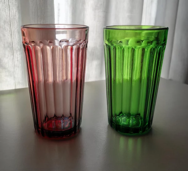 2 verres à eau rouge et vert