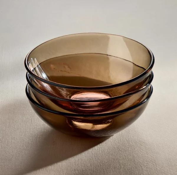 Piles de bols en verre marron